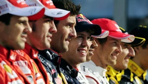 Felipe Massa, Fernando Alonso, Mark Webber, Sebastian Vettel, Lewis Hamilton, Jenson Button i Robert Kubica. Zdjęcie pochodzi z 2010 roku