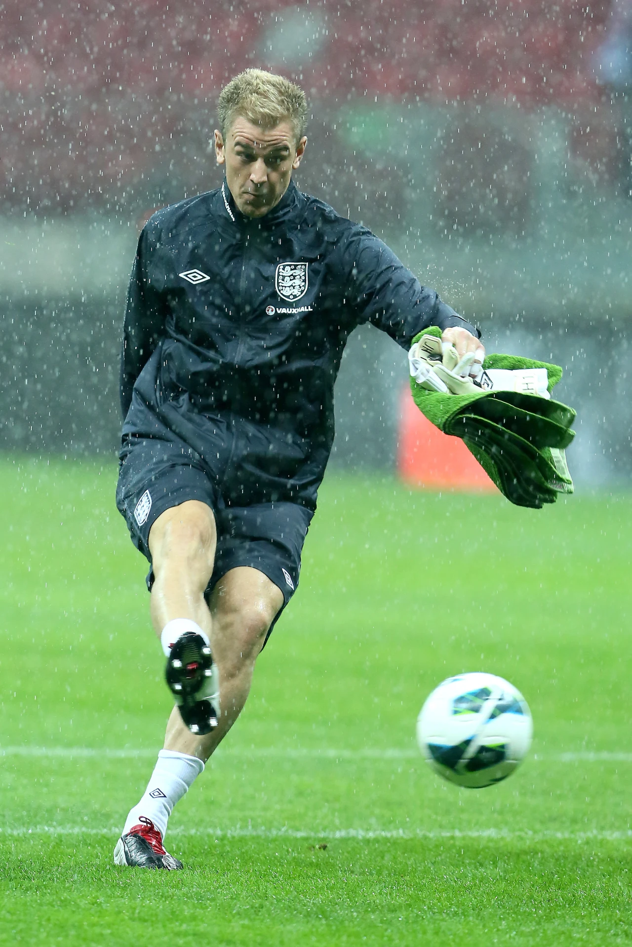Deszcz zalał murawę Stadionu Narodowego tuż przed meczem z Anglią Deszcz zalał murawę Stadionu Narodowego tuż przed meczem z Anglią