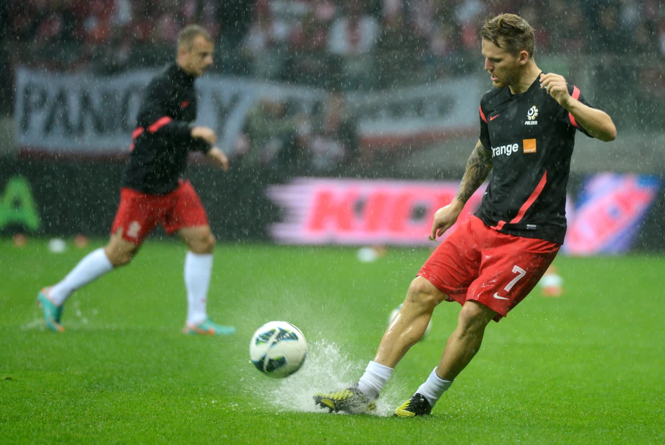 Deszcz zalał murawę Stadionu Narodowego tuż przed meczem z Anglią Deszcz zalał murawę Stadionu Narodowego tuż przed meczem z Anglią