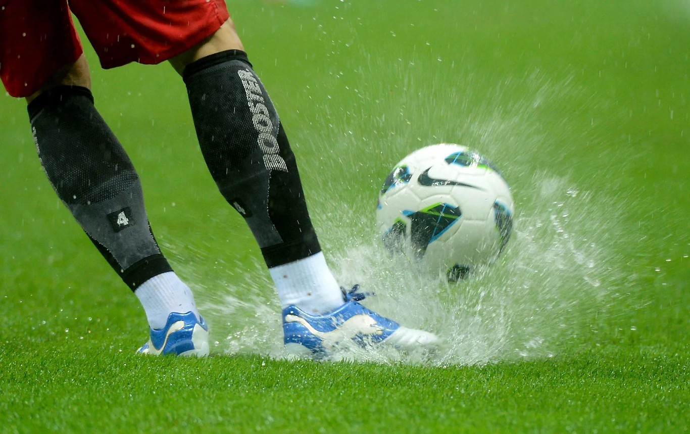 Deszcz zalał murawę Stadionu Narodowego tuż przed meczem z Anglią Deszcz zalał murawę Stadionu Narodowego tuż przed meczem z Anglią