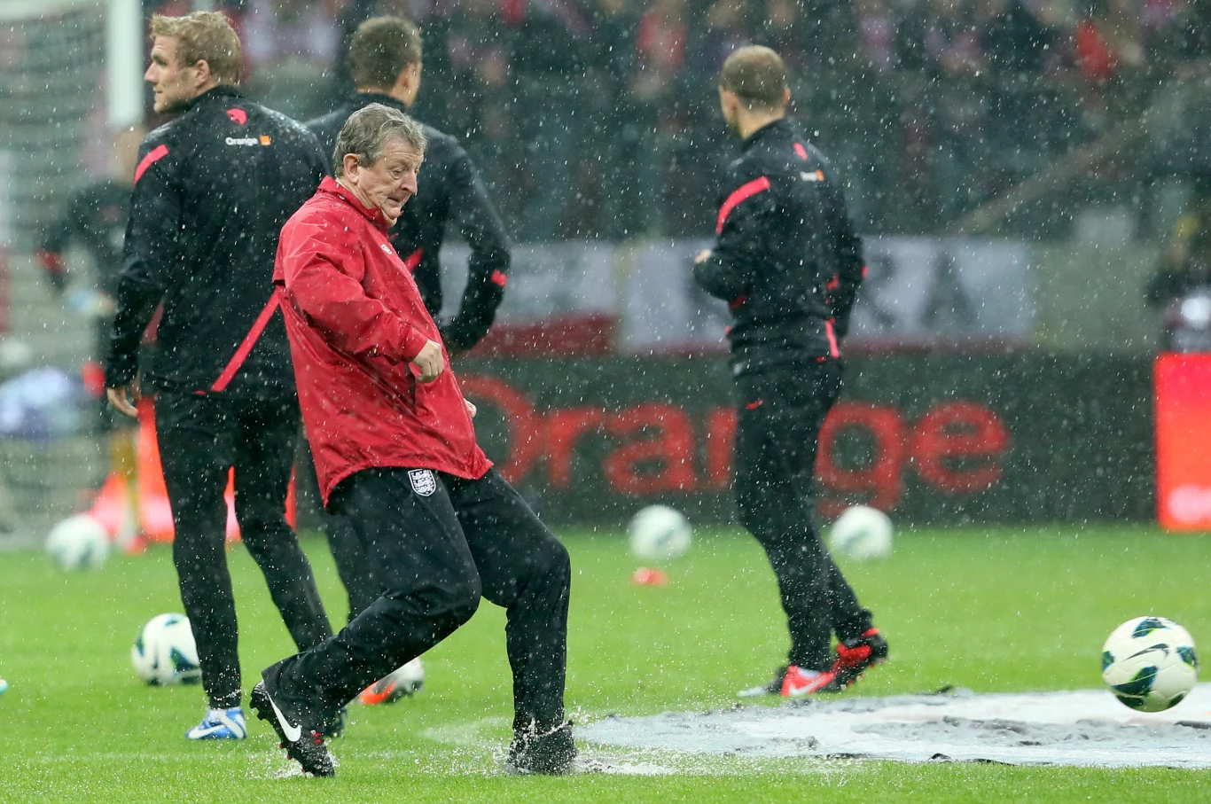 Deszcz zalał murawę Stadionu Narodowego tuż przed meczem z Anglią Deszcz zalał murawę Stadionu Narodowego tuż przed meczem z Anglią