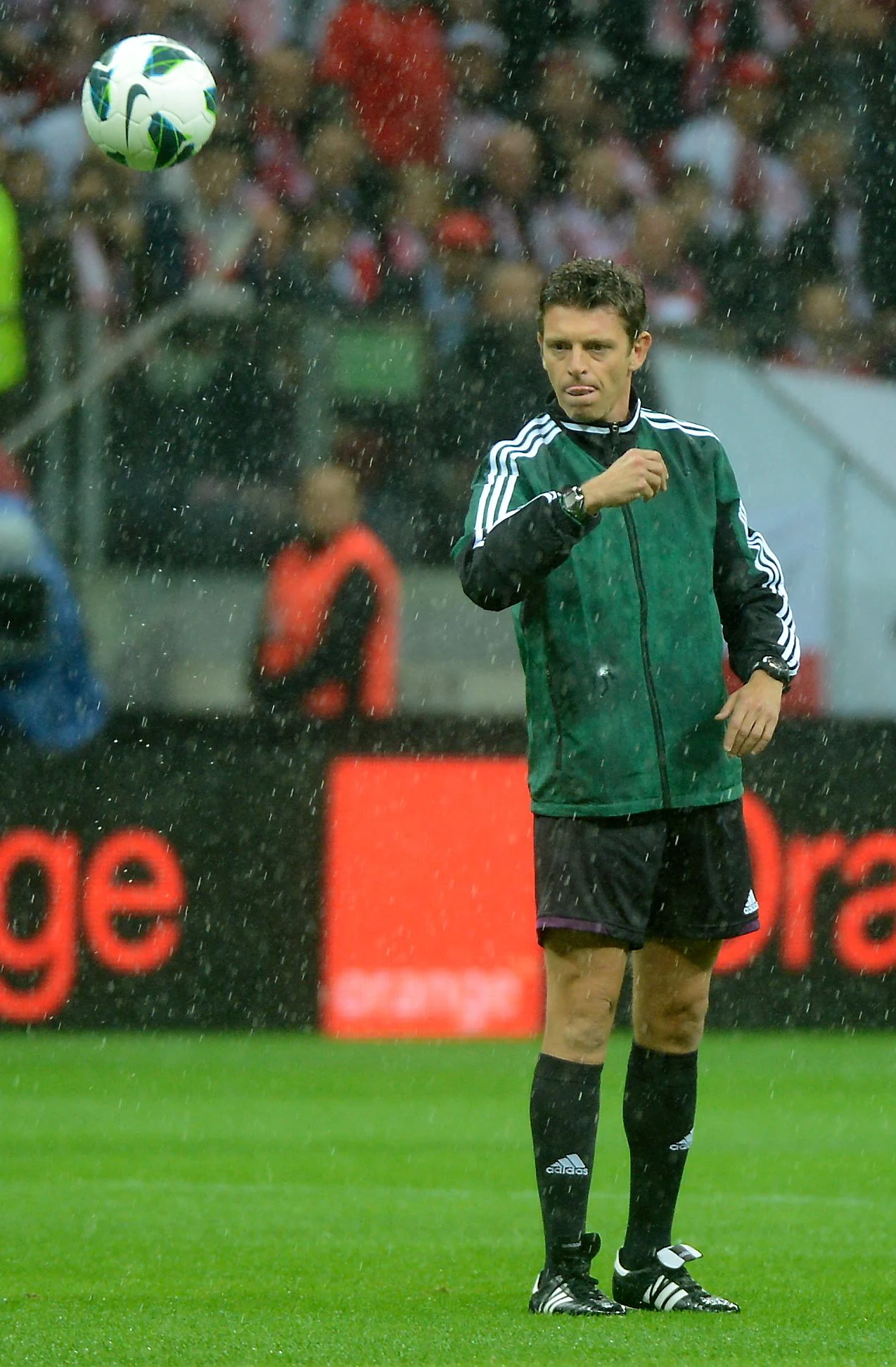 Deszcz zalał murawę Stadionu Narodowego tuż przed meczem z Anglią Deszcz zalał murawę Stadionu Narodowego tuż przed meczem z Anglią