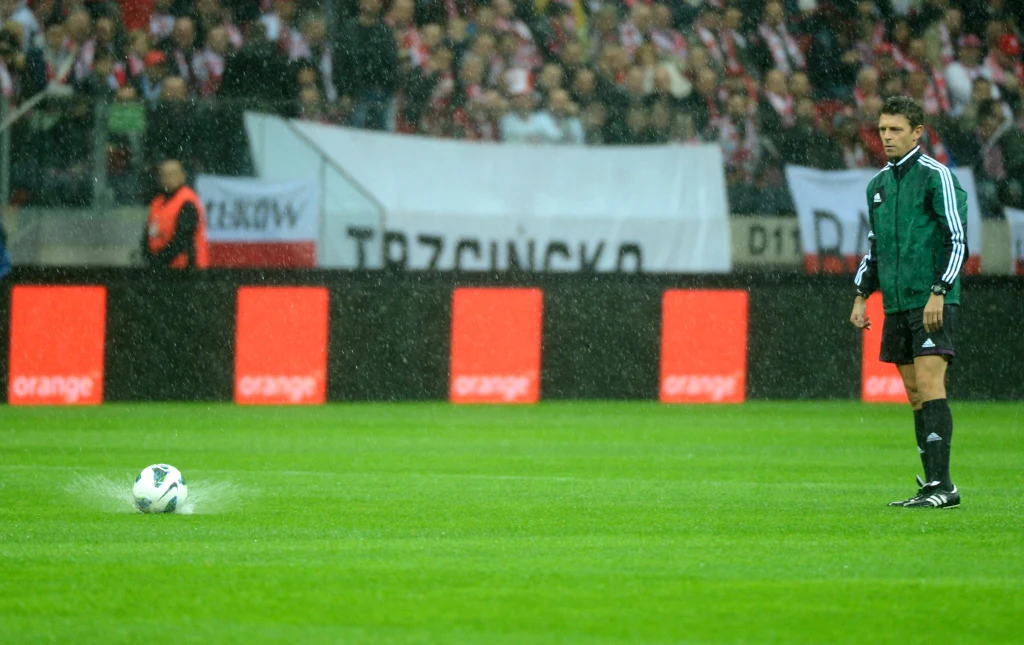 Deszcz zalał murawę Stadionu Narodowego tuż przed meczem z Anglią Deszcz zalał murawę Stadionu Narodowego tuż przed meczem z Anglią