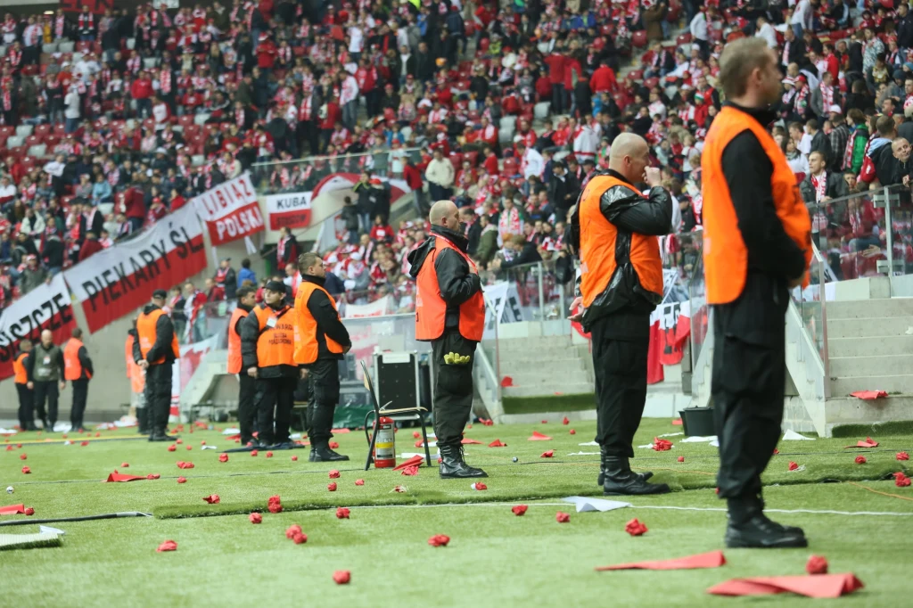 Deszcz zalał murawę Stadionu Narodowego tuż przed meczem z Anglią Deszcz zalał murawę Stadionu Narodowego tuż przed meczem z Anglią