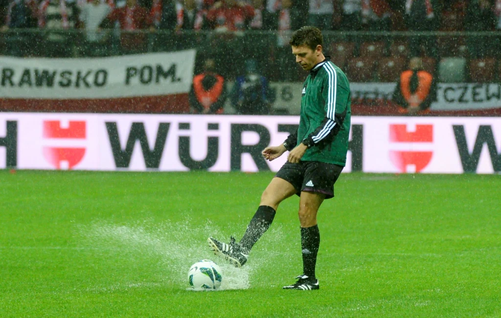 Deszcz zalał murawę Stadionu Narodowego tuż przed meczem z Anglią Deszcz zalał murawę Stadionu Narodowego tuż przed meczem z Anglią