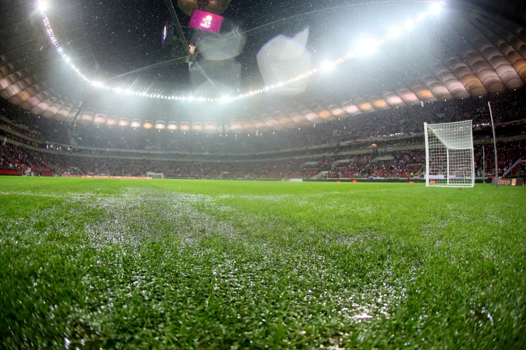 Deszcz zalał murawę Stadionu Narodowego tuż przed meczem z Anglią Deszcz zalał murawę Stadionu Narodowego tuż przed meczem z Anglią