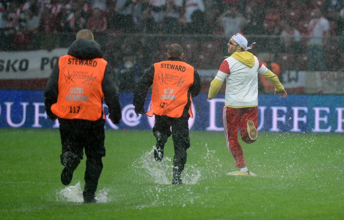 Deszcz zalał murawę Stadionu Narodowego tuż przed meczem z Anglią Deszcz zalał murawę Stadionu Narodowego tuż przed meczem z Anglią