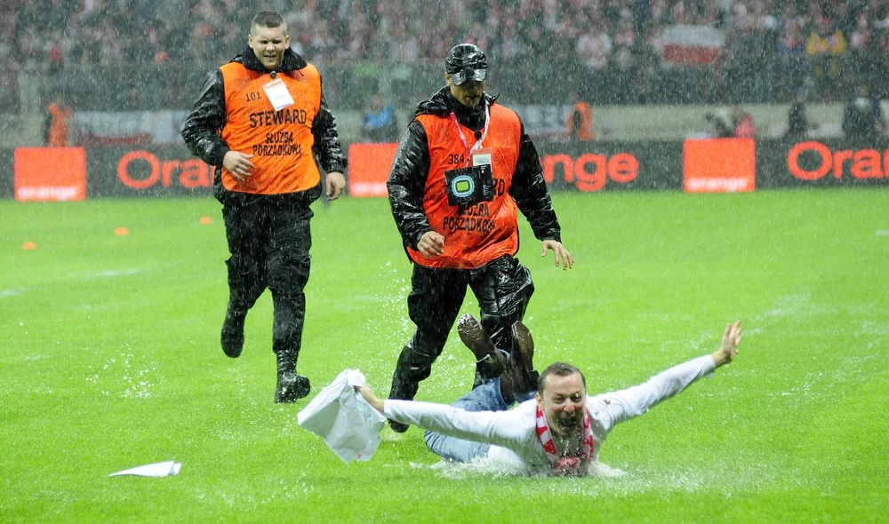 Kibic wbiegł na murawę w oczekiwaniu na mecz Polska - Anglia Kibic wbiegł na murawę w oczekiwaniu na mecz Polska - Anglia