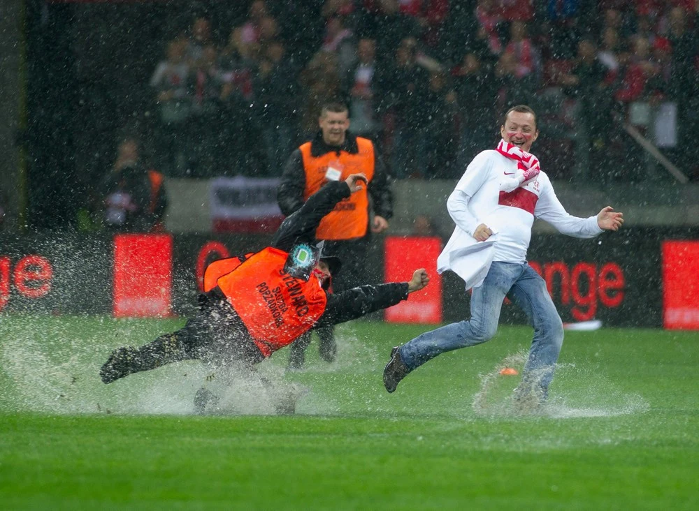 Kibic wbiegł na murawę w oczekiwaniu na mecz Polska - Anglia Kibic wbiegł na murawę w oczekiwaniu na mecz Polska - Anglia