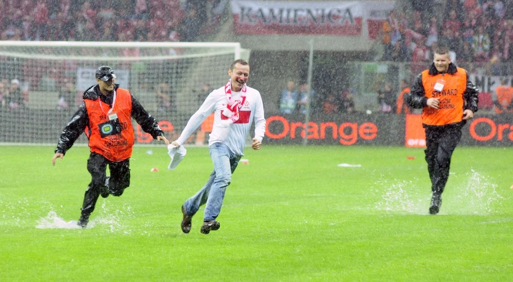 Kibic wbiegł na murawę w oczekiwaniu na mecz Polska - Anglia Kibic wbiegł na murawę w oczekiwaniu na mecz Polska - Anglia