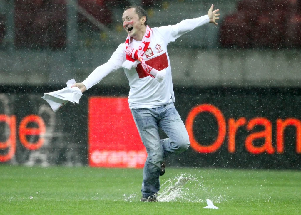 Jeden z niewielu kibiców, który we wtorkowy wieczór świetnie bawił się na Stadionie Narodowym