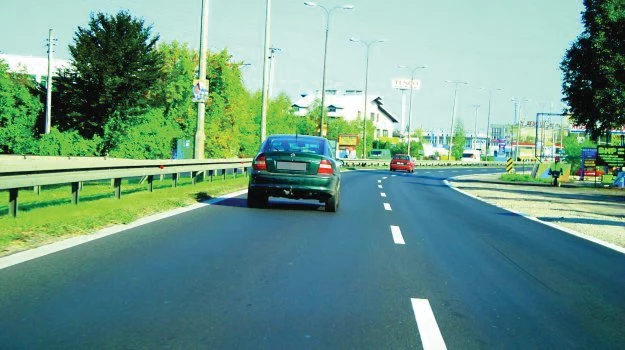 Policja może ukarać za jazdę lewym pasem na drodze dwupasmowej.