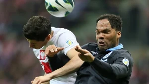 Robert Lewandowski w walce z Joleonem Lescottem