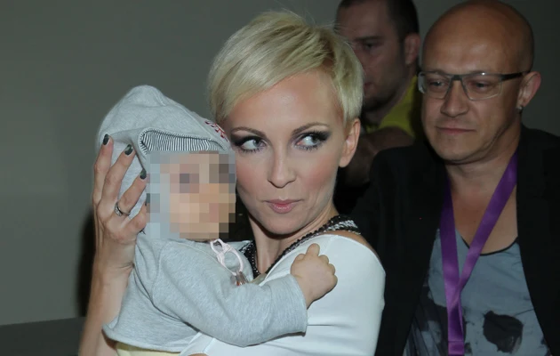 Ania Wyszkoni pozuje fotoreporterom z córką Polą