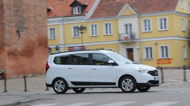 Lodgy to komfortowe, bardzo przestronne i niebrzydkie auto. W tej cenie trudno o rozsądniejszy wybór.