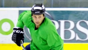 Nowy zawodnik Ciarko PBS Bank KH Sanok Wojciech Wolski podczas pierwszego treningu na lodowisku w Sanoku