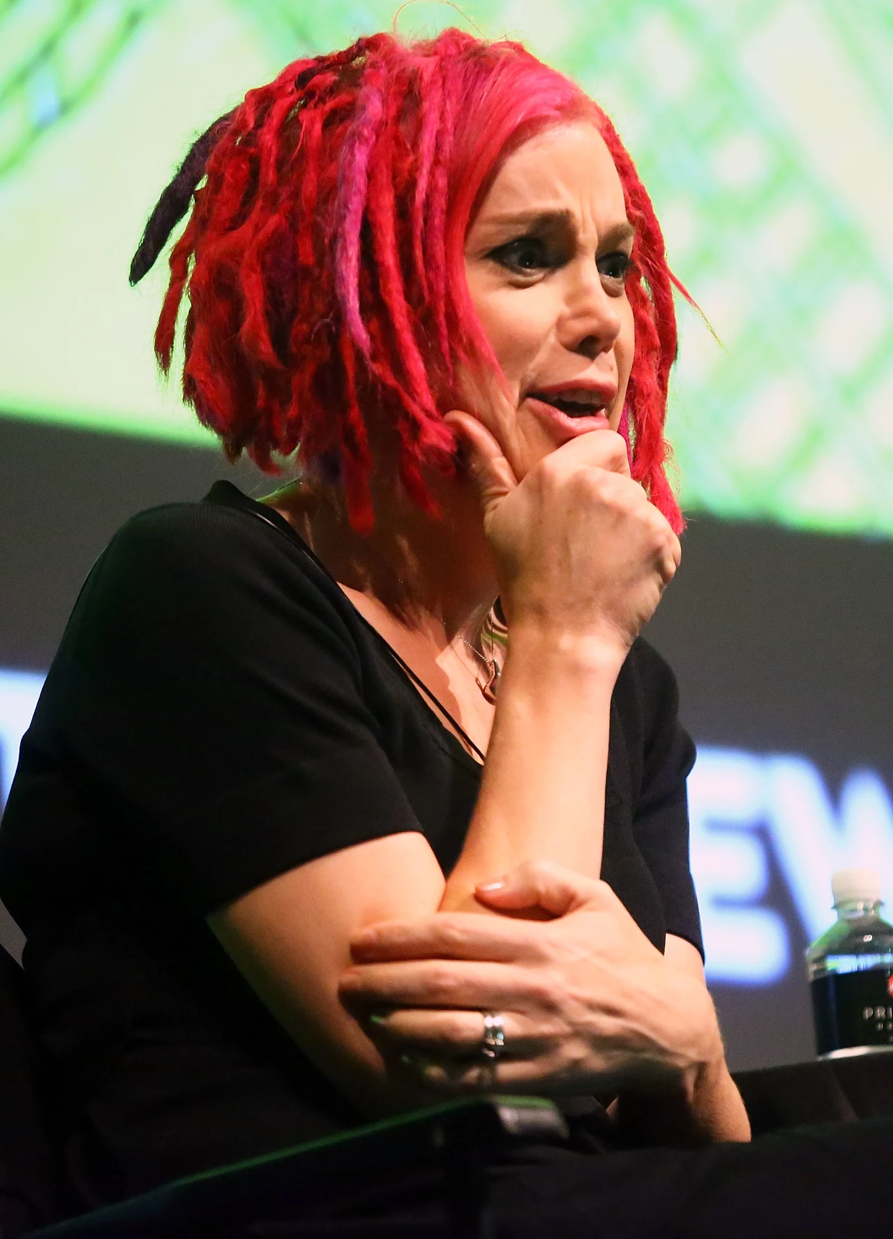 Takim kolorem włosów Lana Wachowski zwraca na siebie uwagę Takim kolorem włosów Lana Wachowski zwraca na siebie uwagę