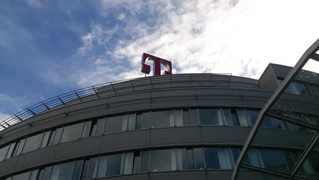 W głównej siedzibie Deutsche Telekom w Bonn miesi się T-Gallery. To niezwykłe i futurystyczne miejsce zaprojektowano z myślą o rozwoju i prezentacji nowych rozwiązań, które prędzej czy później poprawią komfort naszego życia. Osoby, które je odwiedzają, mają poczuć się jak w trakcie prawdziwej podróży w czasie – oczarowane i zainspirowane prezentowaną tam wizją przyszłości.