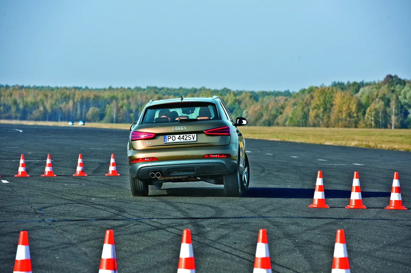 Q3 to wysokie auto i pomimo sztywnego zawieszenia przechyły nadwozia są spore.