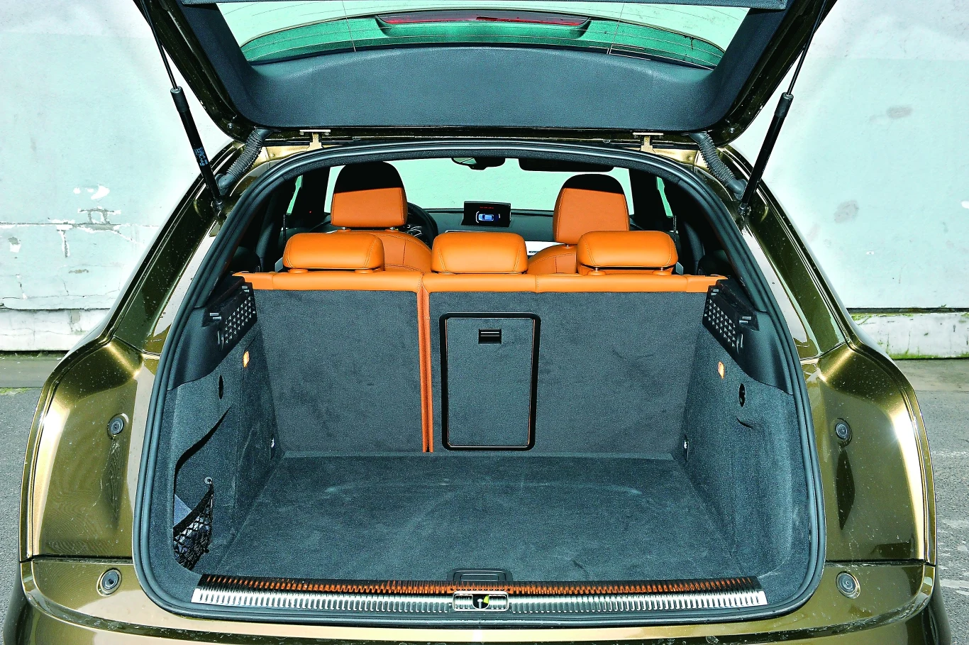 Bagażnik Q3 ma regularne kształty.