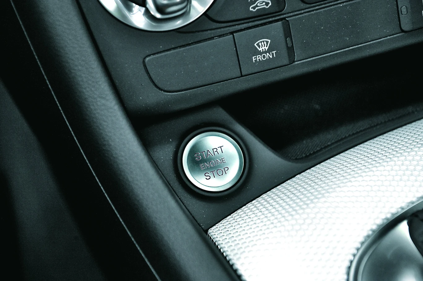 Przycisk startera trafił na tunel środkowy.