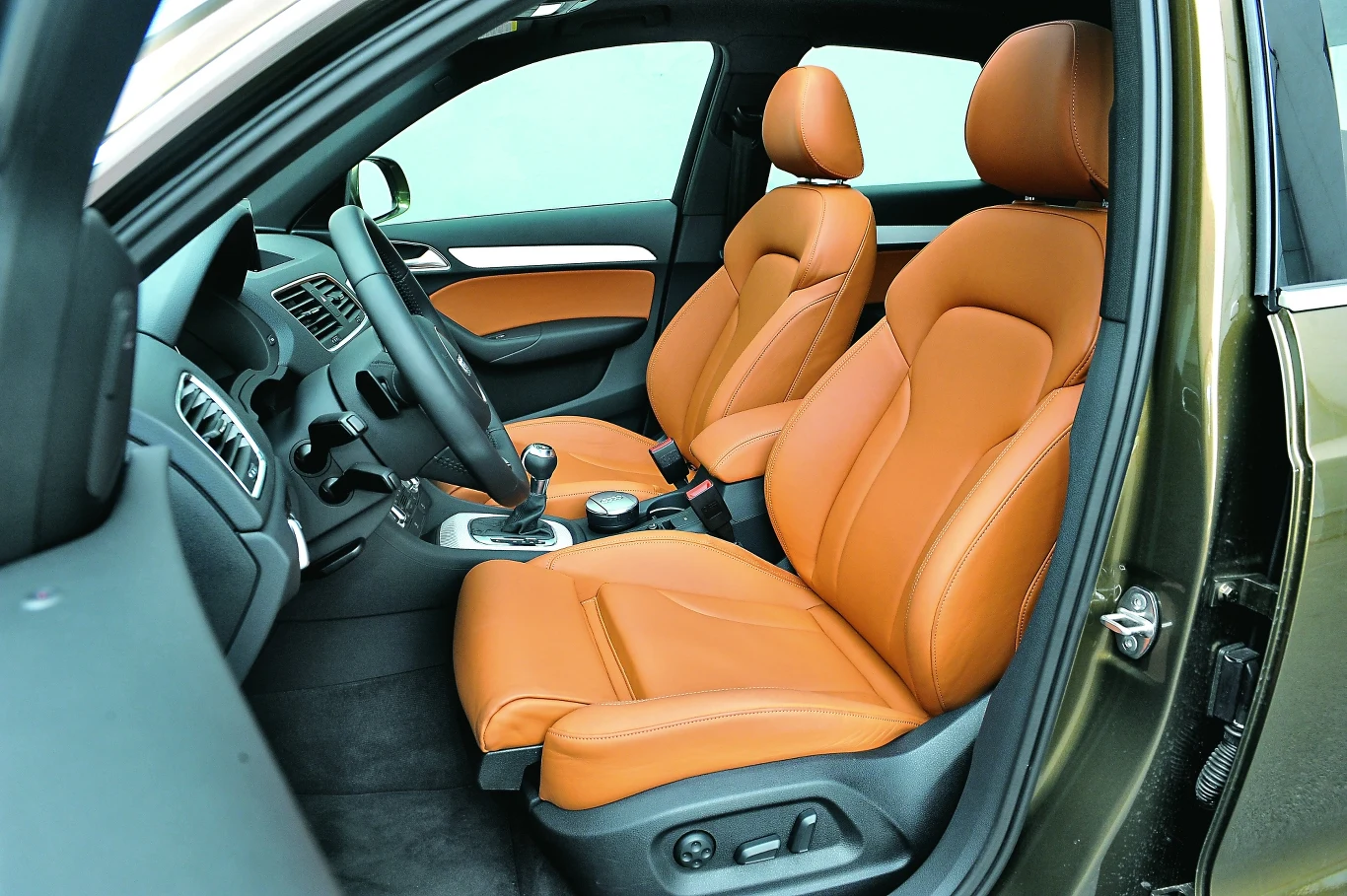 Podwyższona pozycja za kierownicą poprawia widoczność wokół auta. Miejsca w środku auta nie ma jednak za dużo...