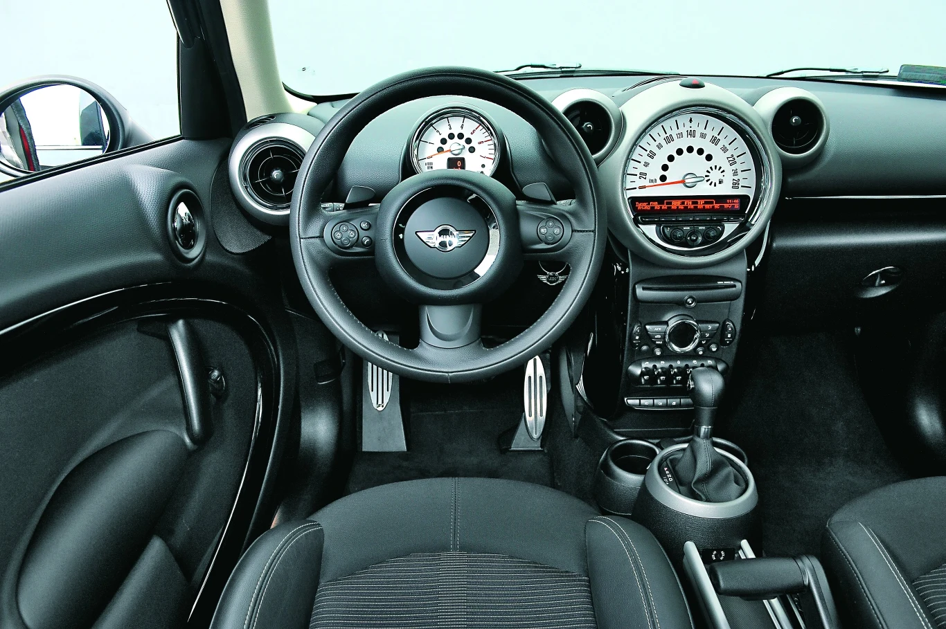 Wnętrze Mini utrzymane jest w stylu retro.