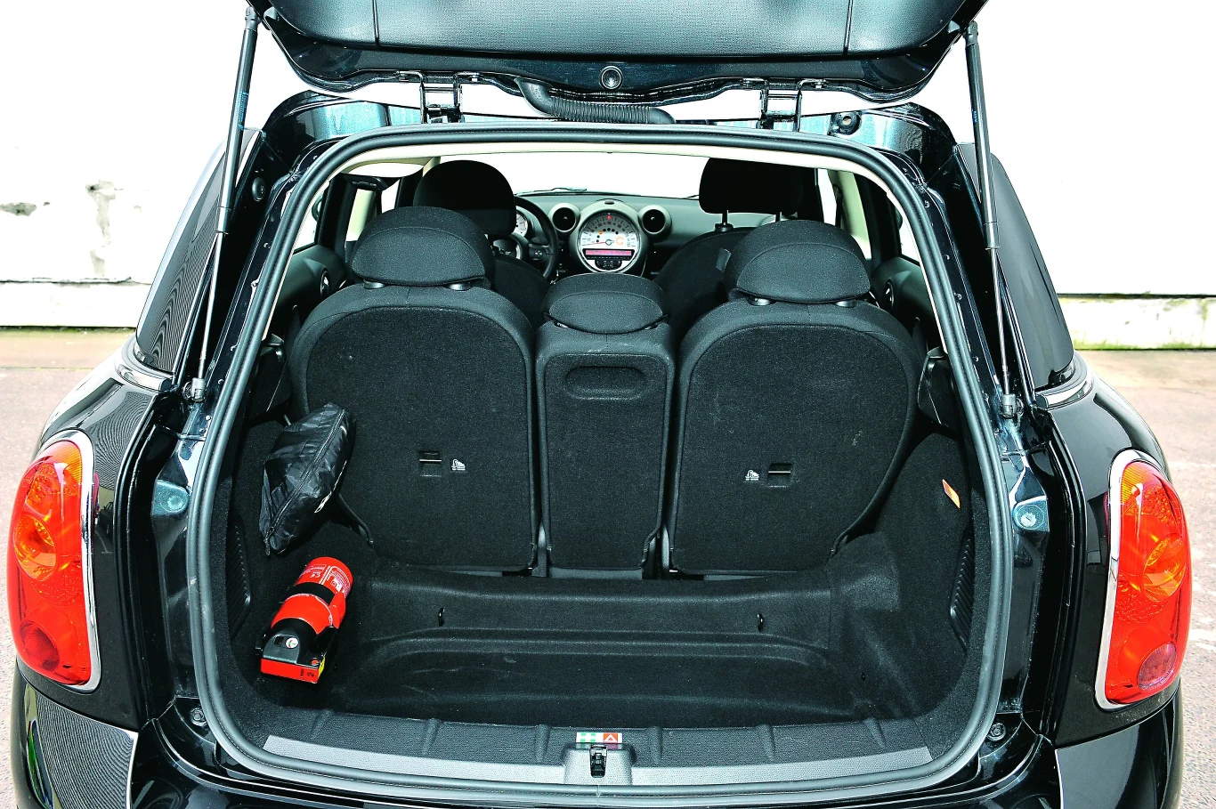 W Mini bagażnik jest głęboki, ale krótki.