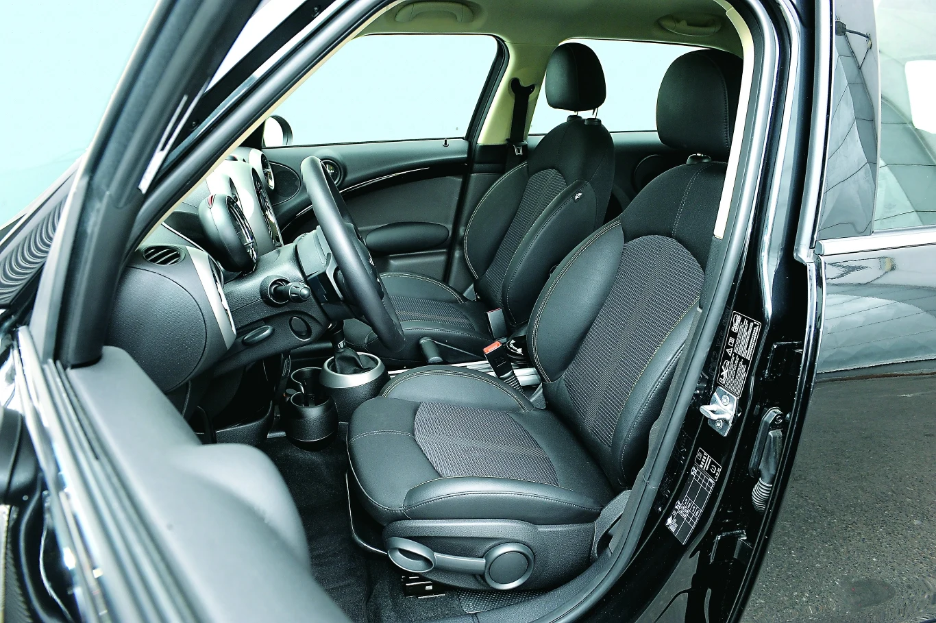 Wnętrze Mini jest zaskakująco przestronne, zwłaszcza z tyłu.