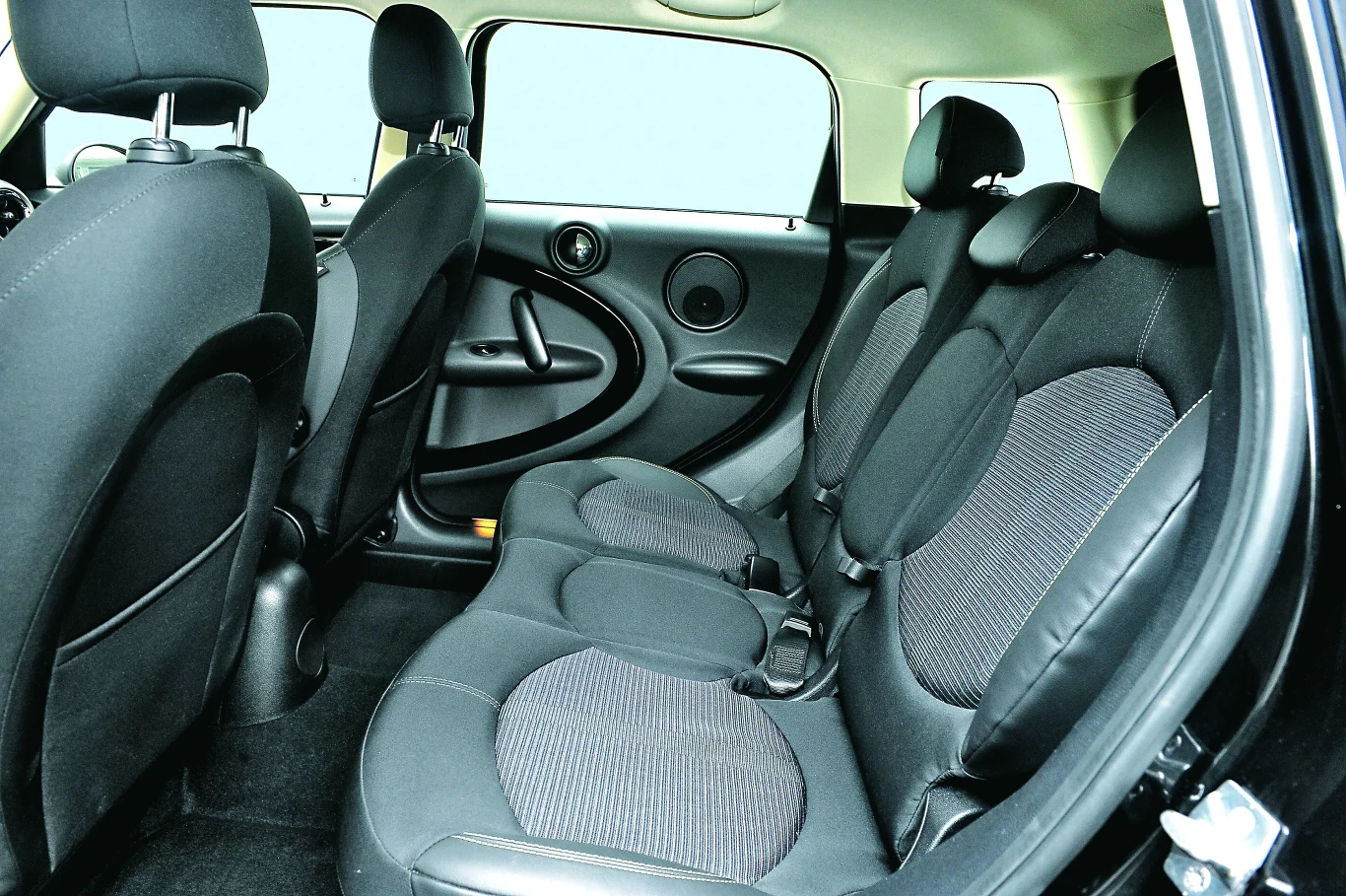 Trzyosobowa tylna kanapa jest (bezpłatną) alternatywą dla dwóch osobnych foteli.