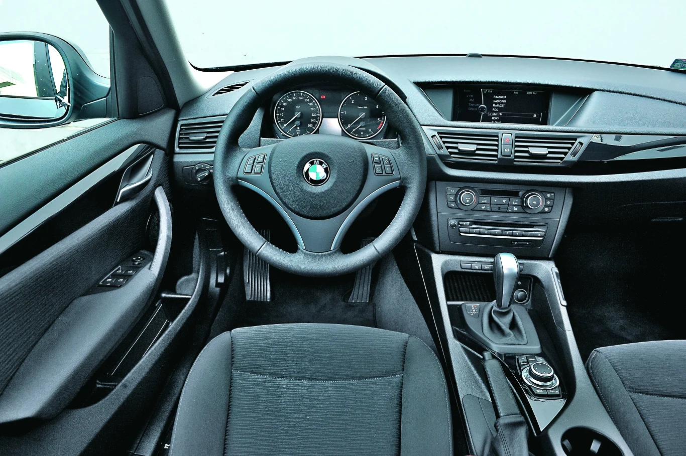 Na desce rozdzielczej dominują proste linie, kierownica świetnie leży w rękach.