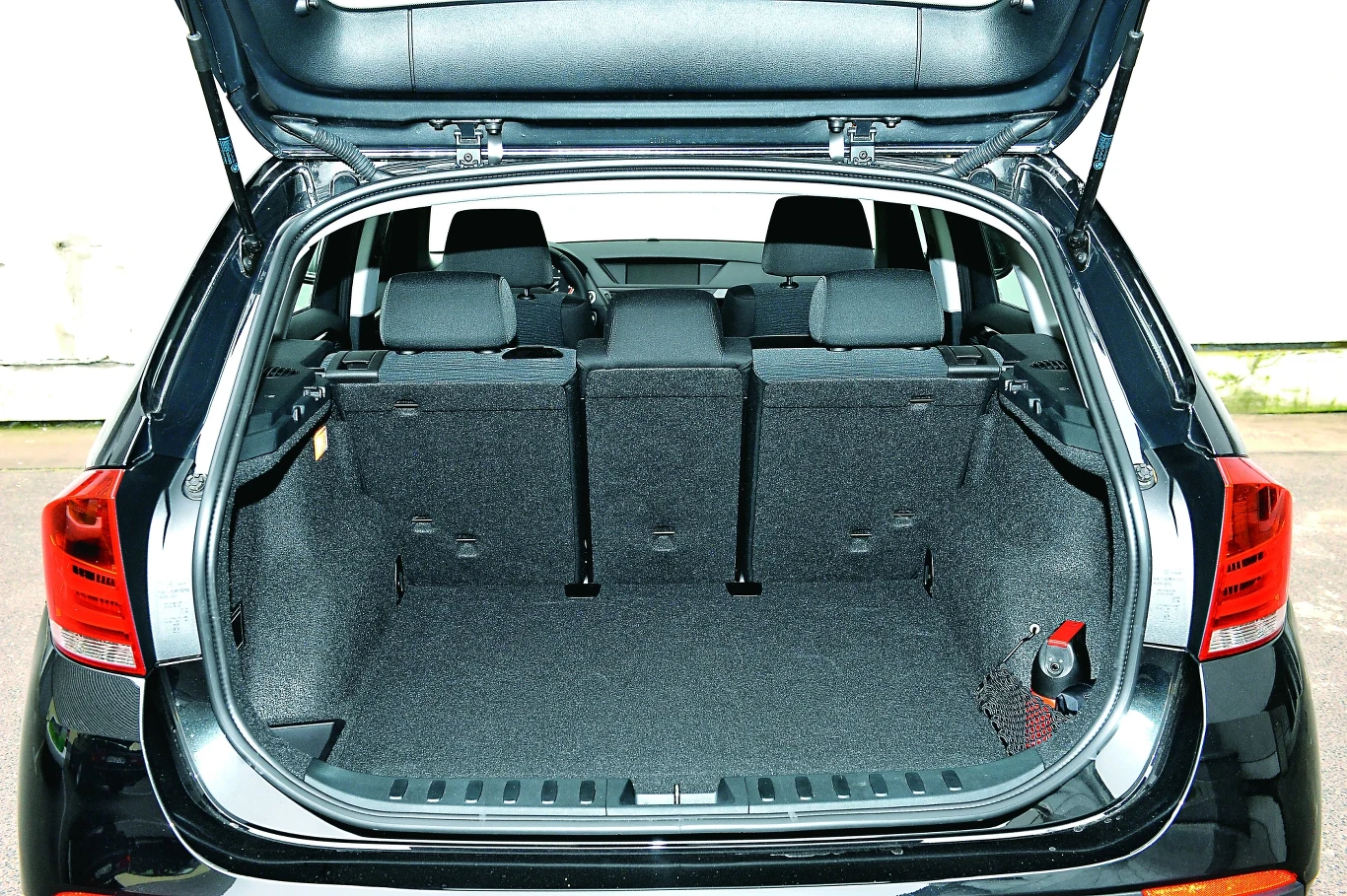 X1 ma bagażnik o 40 l mniejszy niż Audi.