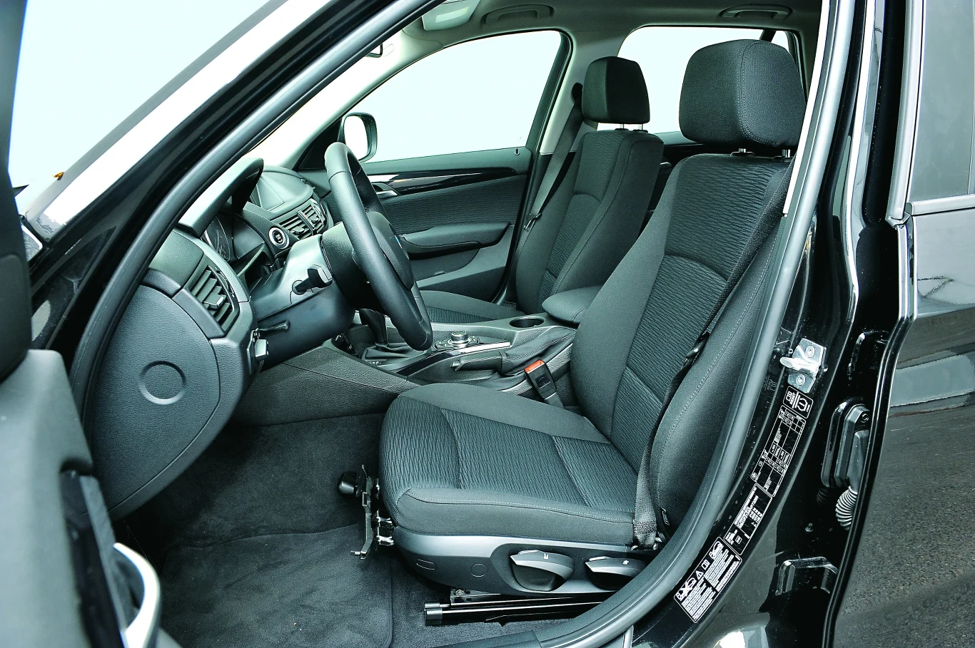 W BMW X1 siedzi się nisko, prawie jak w zwykłym aucie osobowym. 