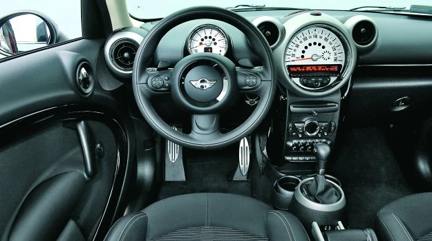 Wnętrze Mini Countrymana utrzymane jest w stylu retro.