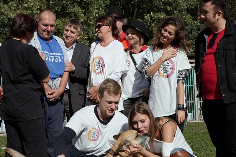 Karmę przywieźli organizatorzy i ambasadorowie akcji Karmę przywieźli organizatorzy i ambasadorowie akcji