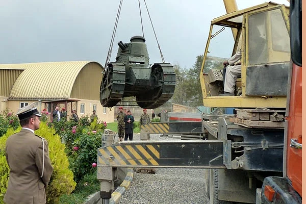 Przenoszenie czołgu FT-17 na platformę transportową