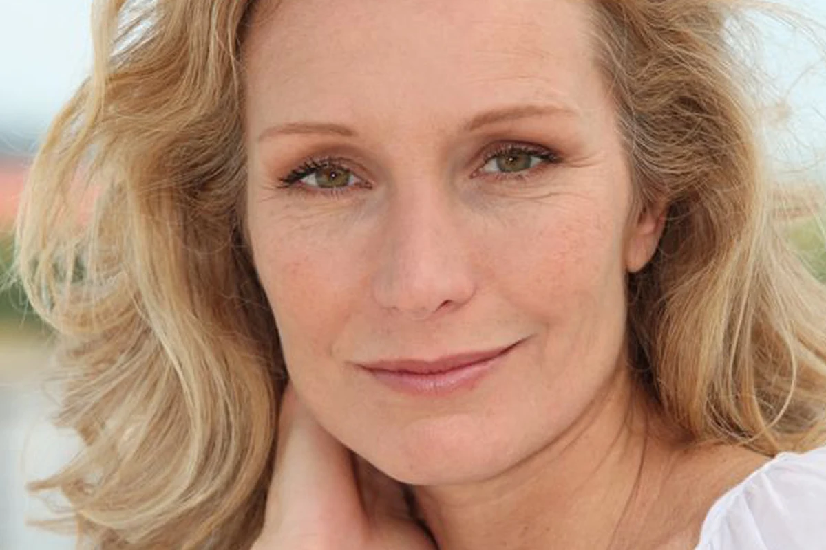 Naturalne fale podkreślają urodę dojrzałych kobiet o wiele lepiej niż te sztuczne, utworzone przez ondulację u fryzjera