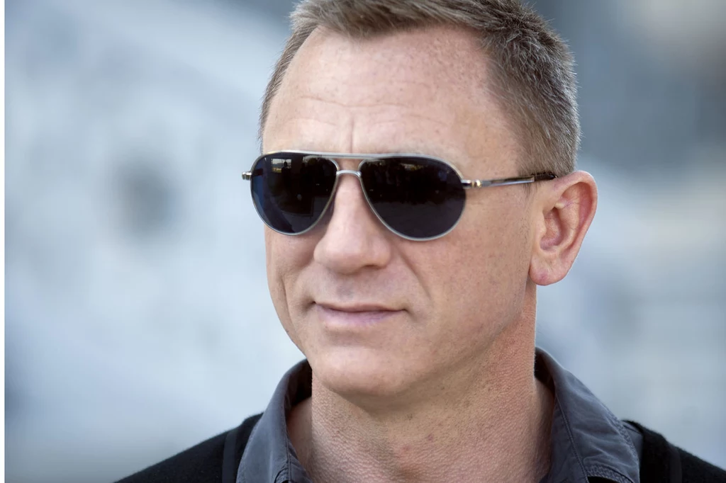 Daniel Craig to Bond twardo stąpający po ziemi  i realista. Często bywa pokiereszowany. I... nie dba o to, jakie podadzą mu martini