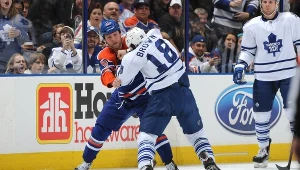 Ben Eager (z lewej) lubi się bić nie tylko na lodowisku