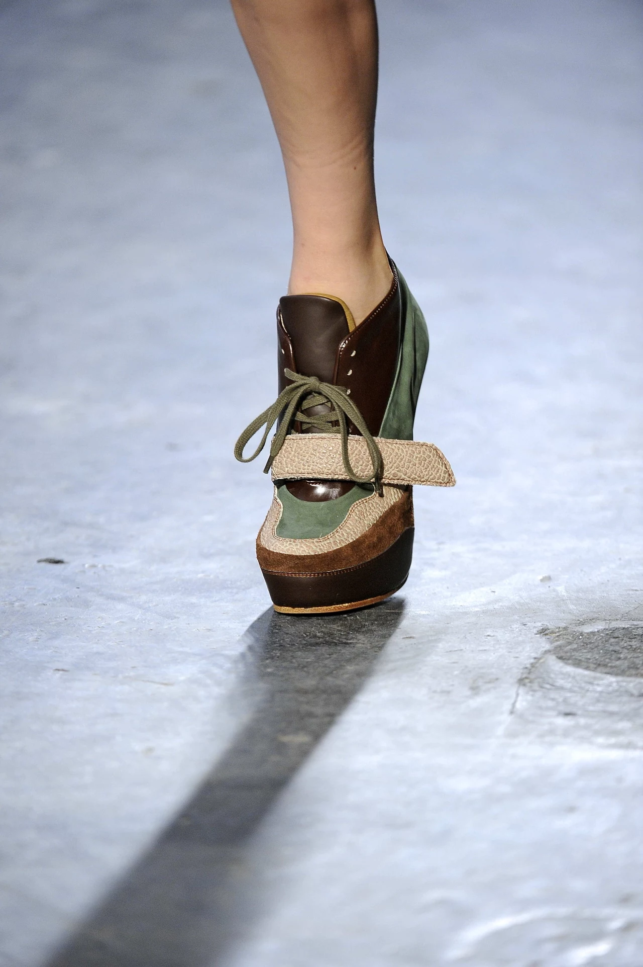 Tej jesieni są modne kolorowe buty