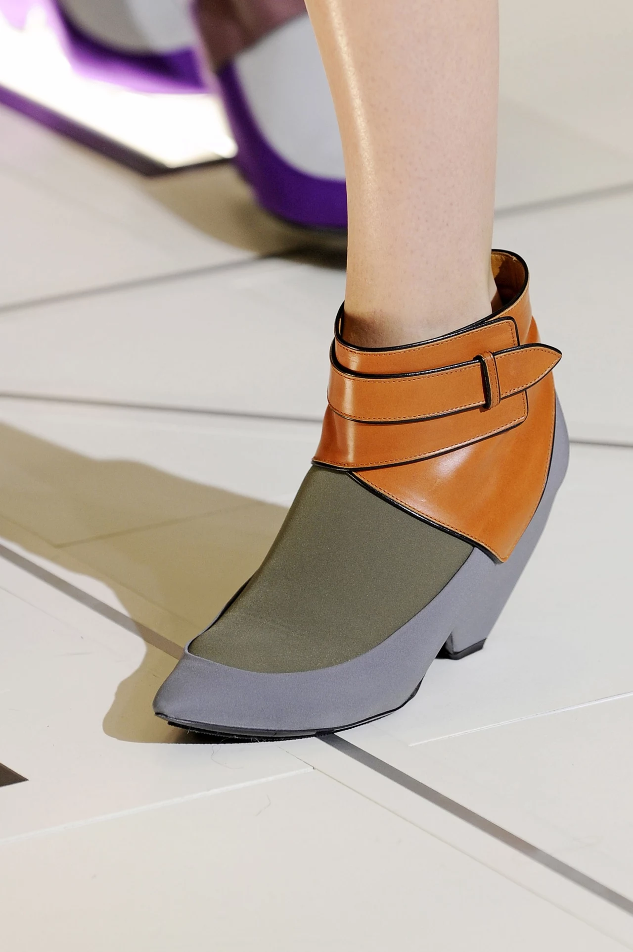 Tej jesieni są modne kolorowe buty