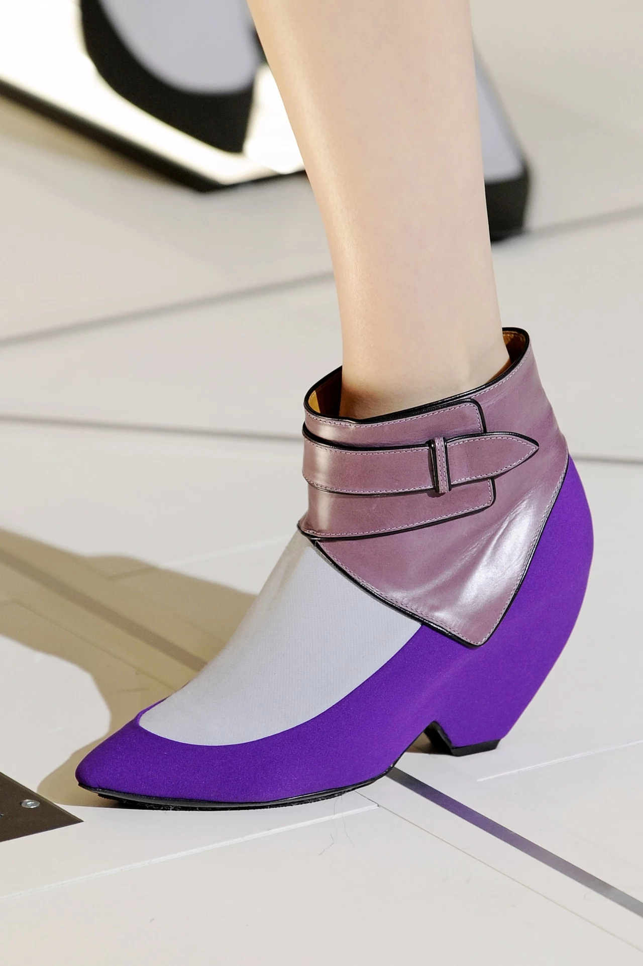 Tej jesieni są modne kolorowe buty