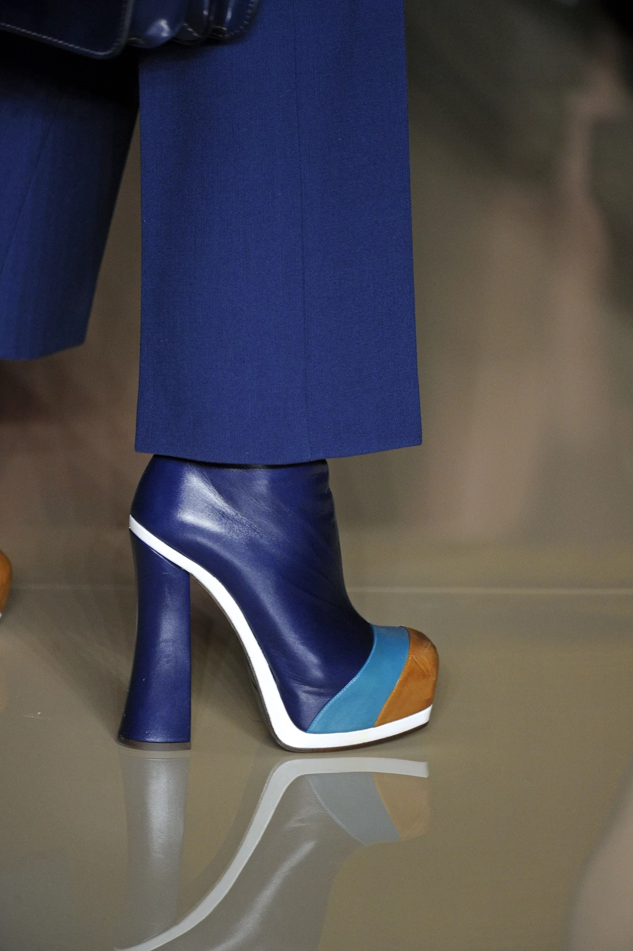 Tej jesieni są modne kolorowe buty
