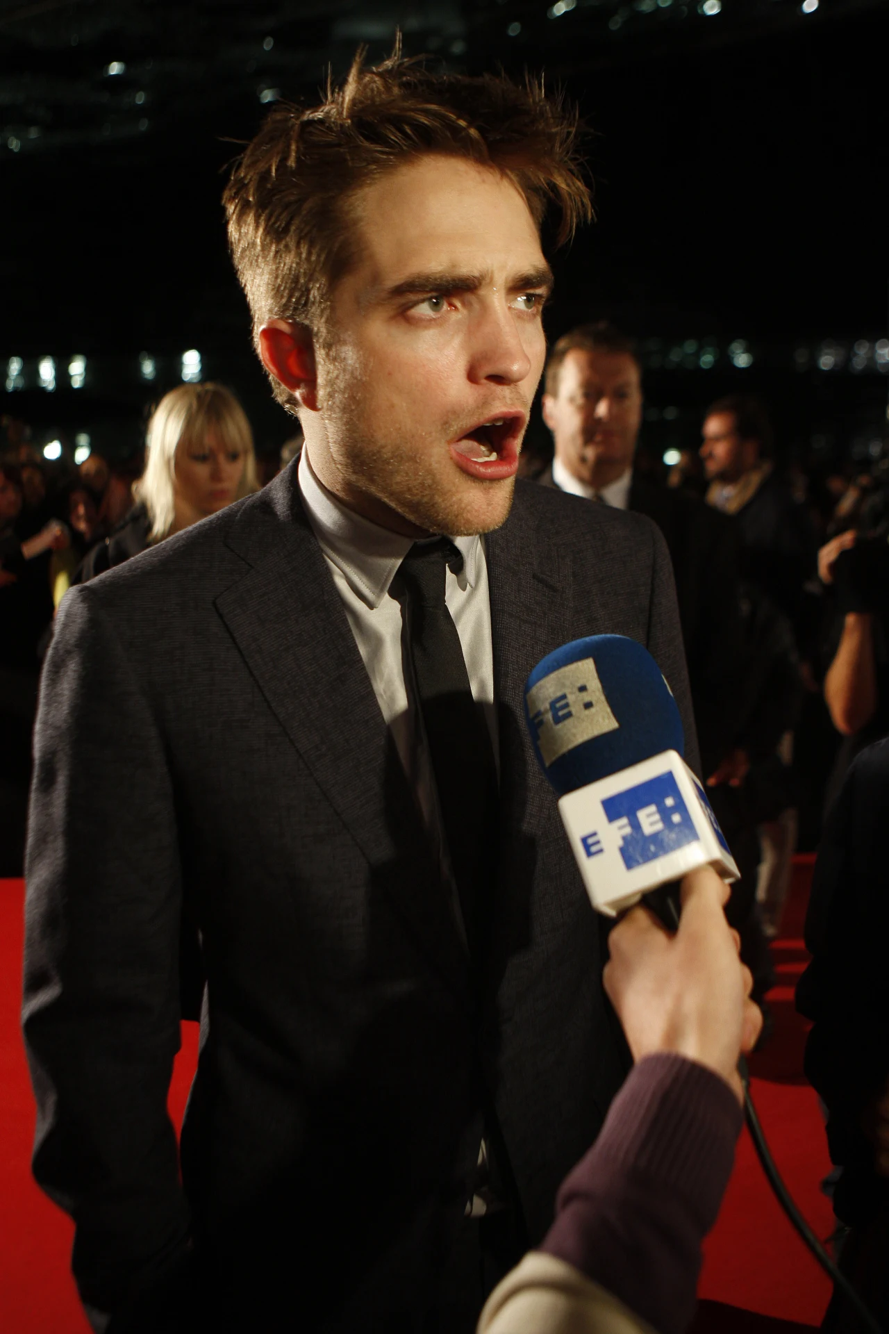 "Mycie włosów jest bez sensu. Nie rozumiem, dlaczego ktoś miałby to robić" - wyznał znany abnegat Robert Pattinson (26 l.).