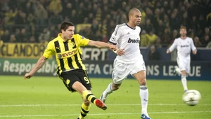Robert Lewandowski strzela gola dla Borussii.