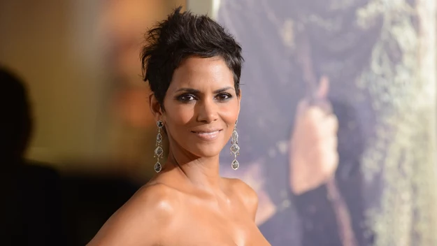 Podoba ci się taka stylizacja Halle Berry?