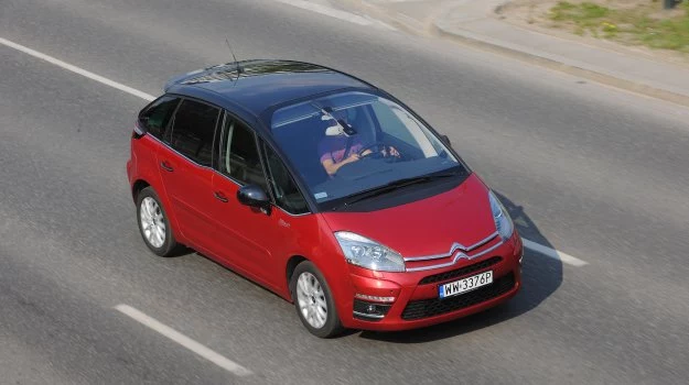 Citroen C4 Picasso wyróżnia się ogromną przednią szybą, której górna krawędź zachodzi na dach.