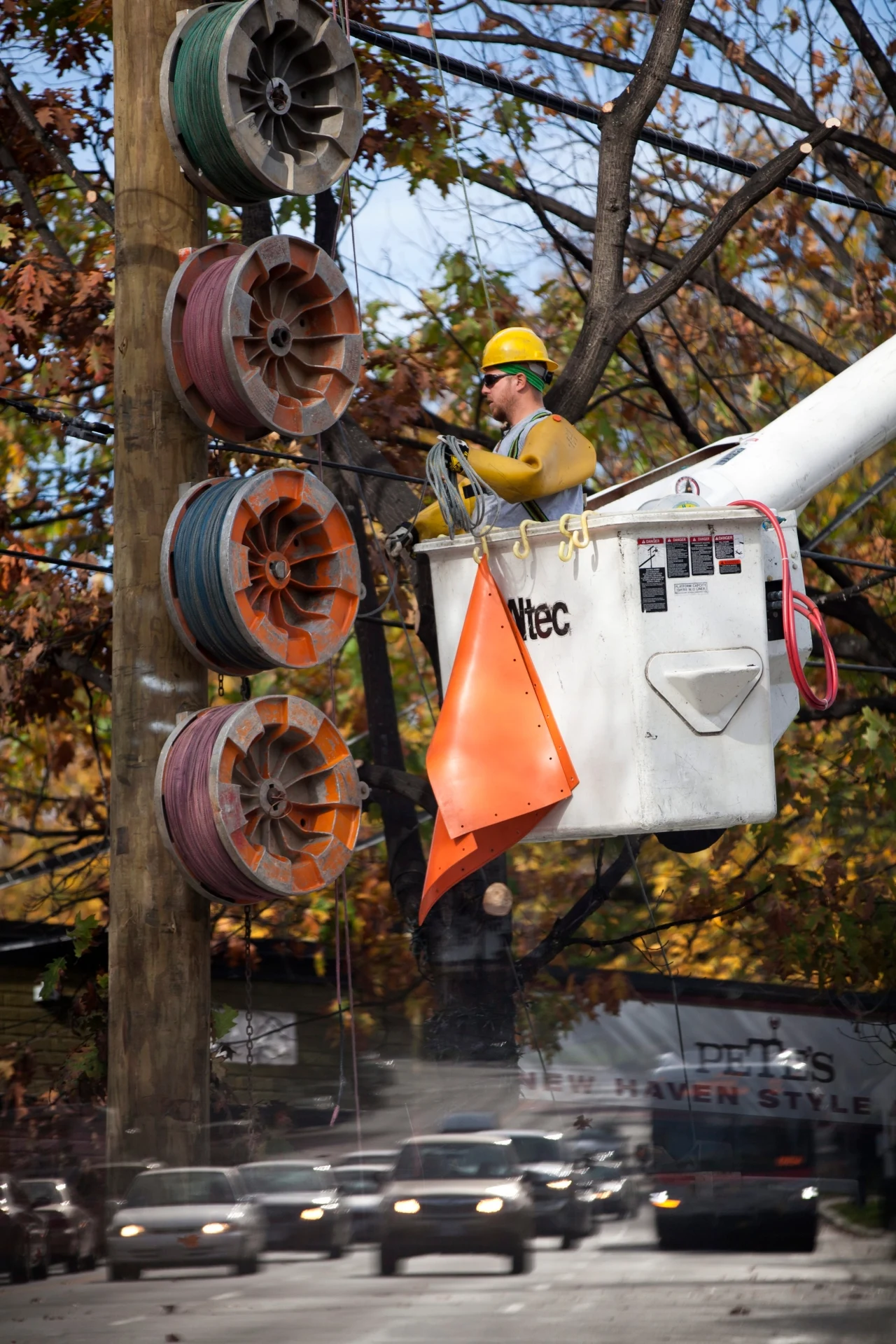 Pracownik elektorwni wzmacnia przewody elektryczne tak, aby wytrzymały uderzenie Sandy
