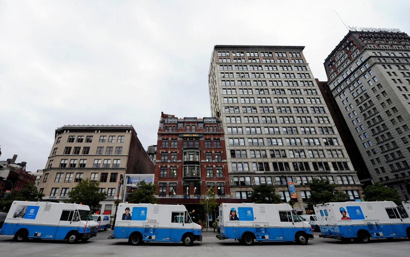 Ciężarówki z artykułami pierwszej potrzeby