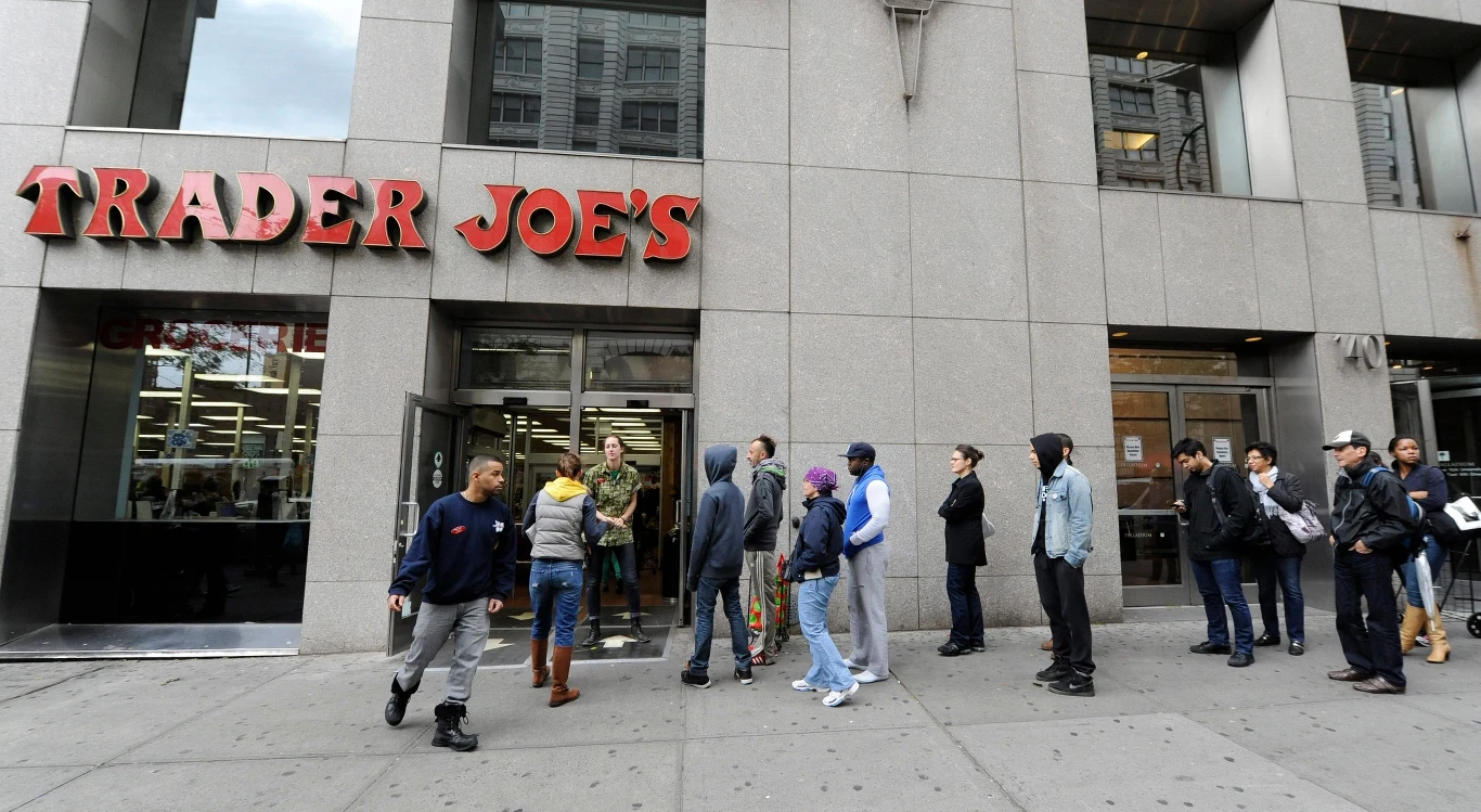 Kolejka przed jednym z marketów w Nowym Jorku- ludzie chcą zaopatrzyć się w jedzenie w puskzach, baterie i wodę przed huraganem 